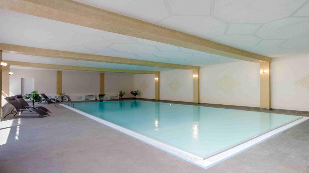 a large swimming pool in a large room at Ferienwohnung Allgäu Natur & Spa in Wiggensbach