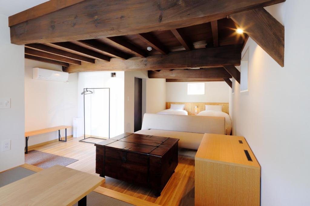 Postel nebo postele na pokoji v ubytování 舟屋の宿鍵屋 別館おふくわけ