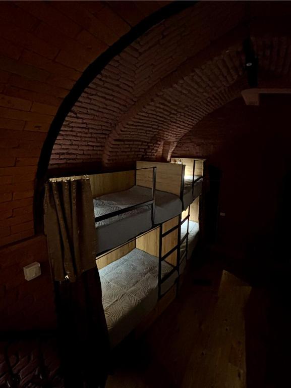 Postel nebo postele na pokoji v ubytování Vintage Hostel At Freedom Square