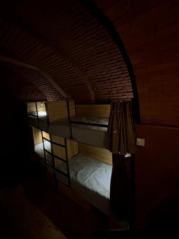 Postel nebo postele na pokoji v ubytování Vintage Hostel At Freedom Square
