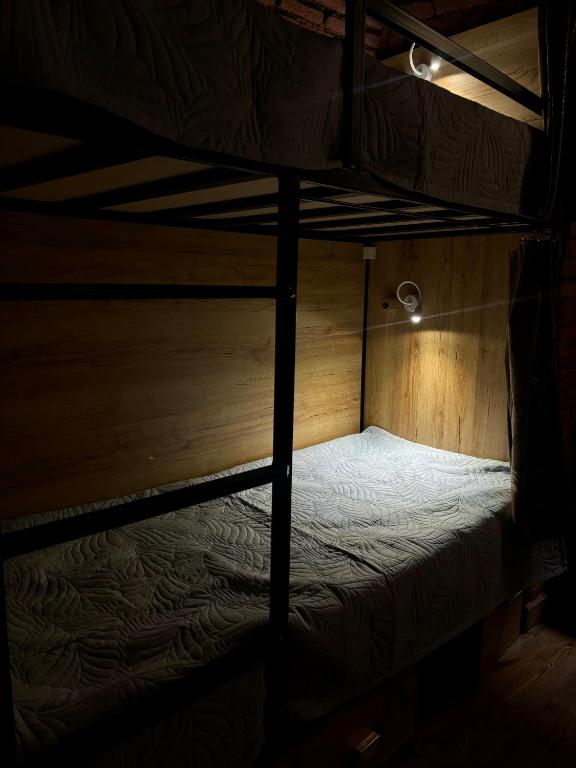 Postel nebo postele na pokoji v ubytování Vintage Hostel At Freedom Square