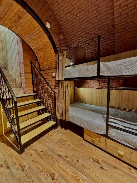 Postel nebo postele na pokoji v ubytování Vintage Hostel At Freedom Square