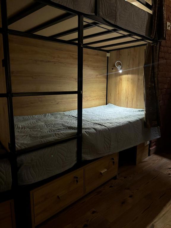 Postel nebo postele na pokoji v ubytování Vintage Hostel At Freedom Square