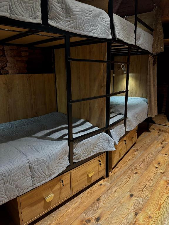 Postel nebo postele na pokoji v ubytování Vintage Hostel At Freedom Square
