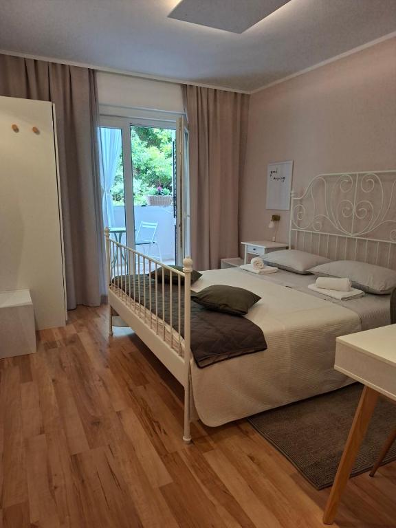 Ένα ή περισσότερα κρεβάτια σε δωμάτιο στο Enna bedroom with private balcony