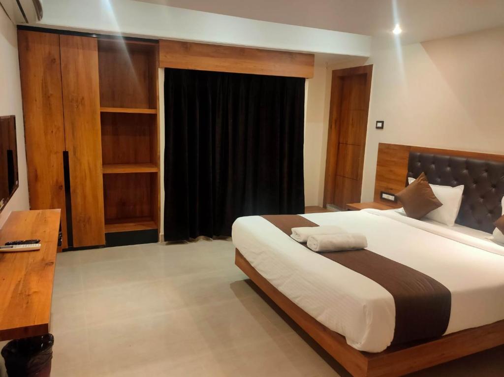 Postel nebo postele na pokoji v ubytování Hotel Aerocity Golden New Delhi Airport