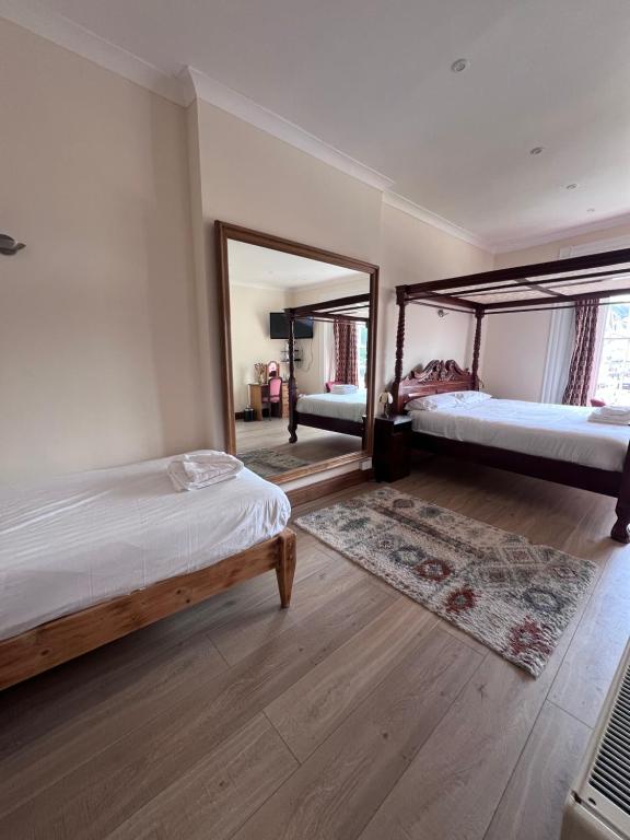 Royal Britannia Hotel - 