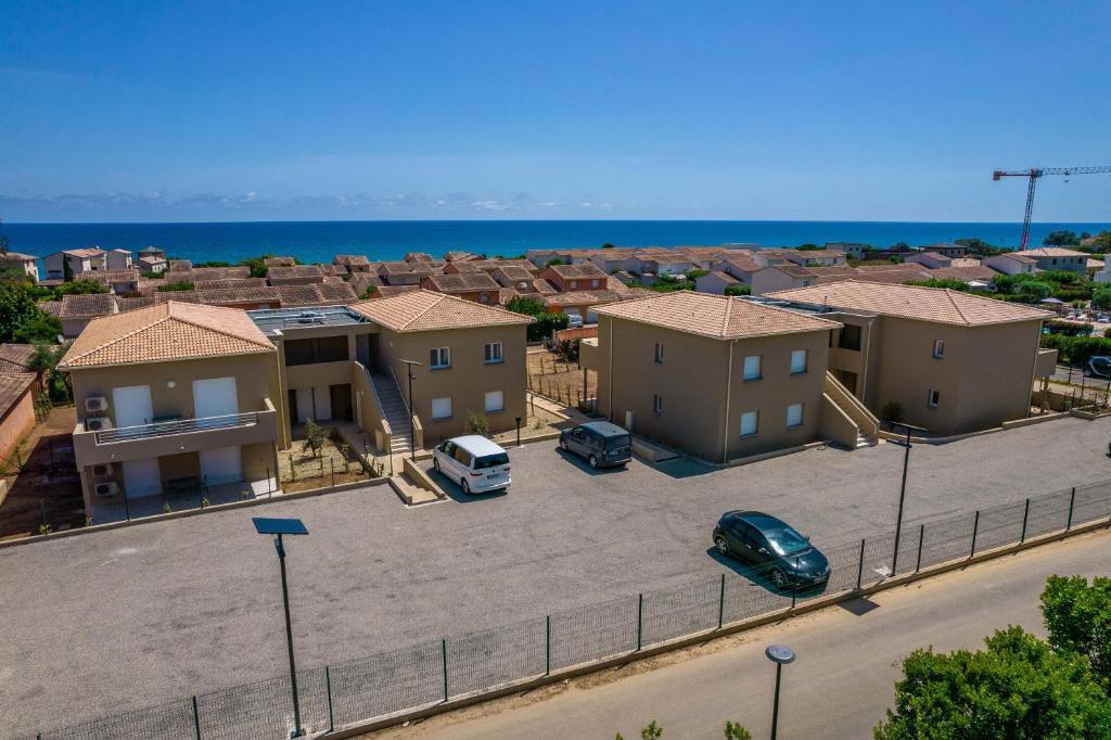セルヴィオーヌにあるRésidence hôtelière D'Amareの家屋と海の空の景色