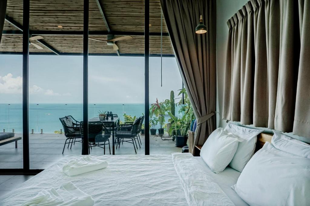 Voodi või voodid majutusasutuse Panoramic Sea View Villa 3BR Paradise in Haad Yao toas