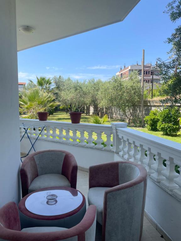 un patio con 2 sedie e un tavolo sul balcone di Vila BriArt a Durrës