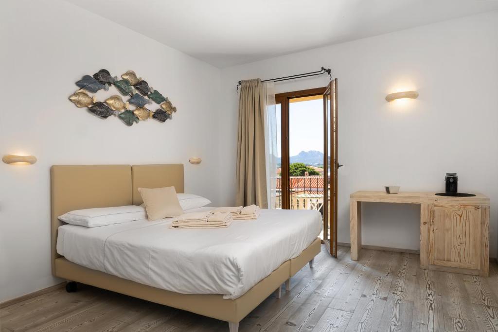 Postel nebo postele na pokoji v ubytování The Square Rooms and Suites