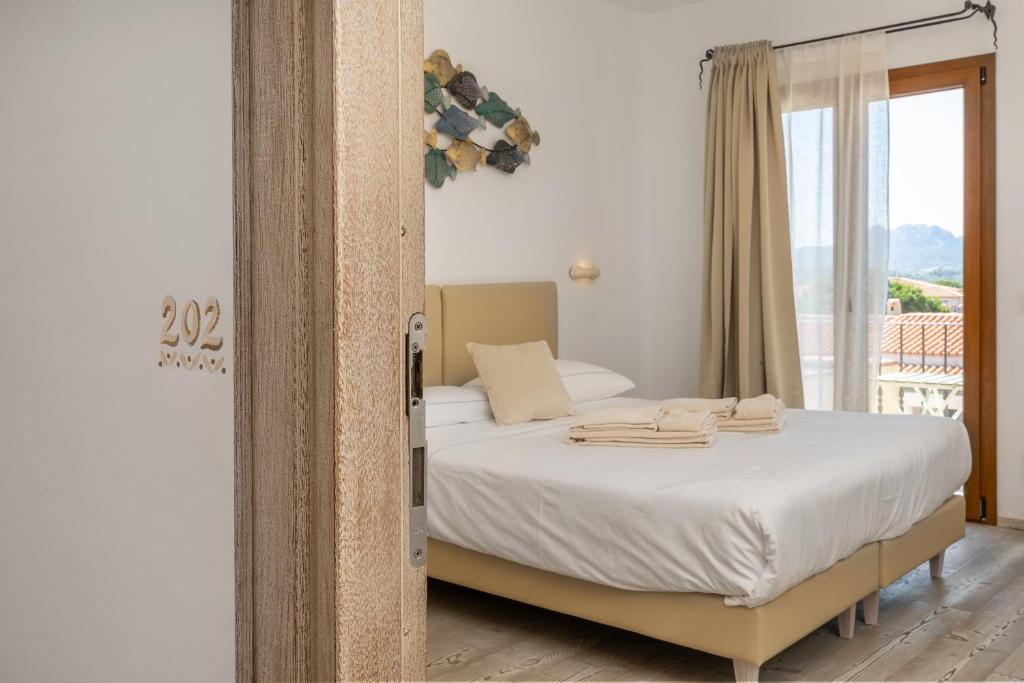 Postel nebo postele na pokoji v ubytování The Square Rooms and Suites