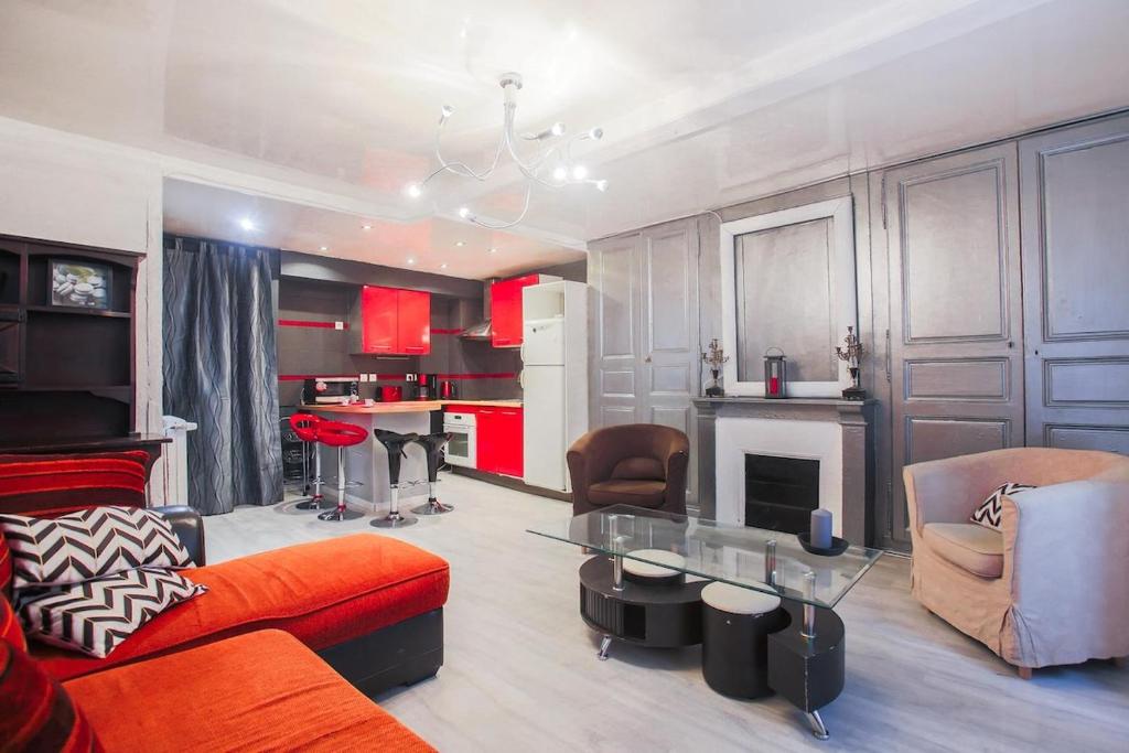 een woonkamer met een bank en een tafel bij Studio spacieux pour 4 personnes in Clermont-Ferrand