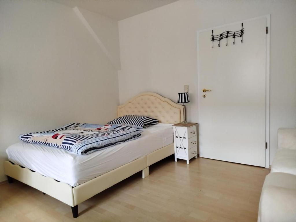 ピルナにあるLa Palomaのベッドと椅子のある白い寝室