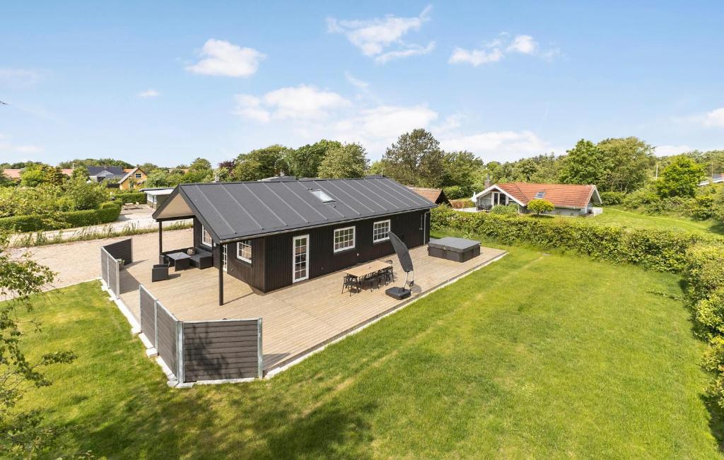 - une vue sur une maison noire dotée d'une terrasse dans l'établissement 3 Bedroom Beautiful Home In Hemmet, à Hemmet