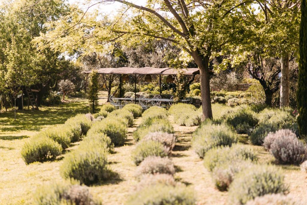Taman di luar Bastide Saint-Didier