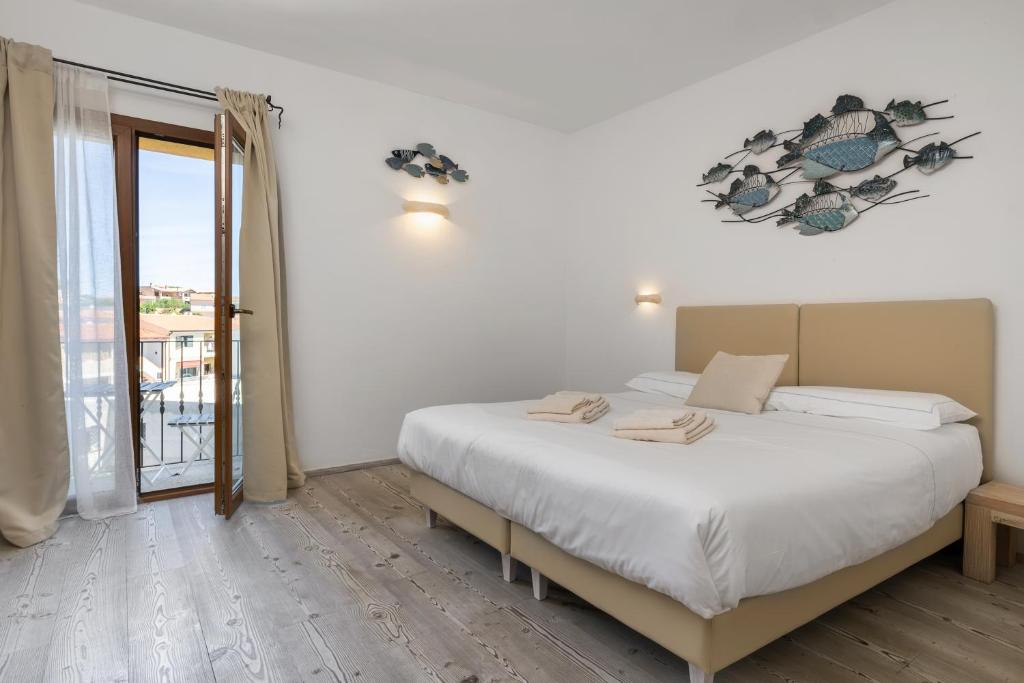 Postel nebo postele na pokoji v ubytování The Square Rooms and Suites