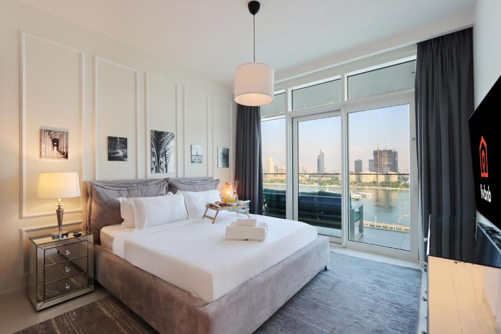 فضای داخلی 2BR Beachfront Living, Stunning Marina Views در دبی - تصویر ۳