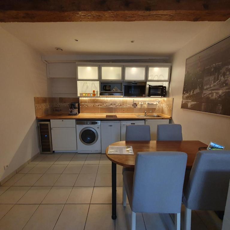 Kuchyň nebo kuchyňský kout v ubytování La Loge Du Vieux Lyon