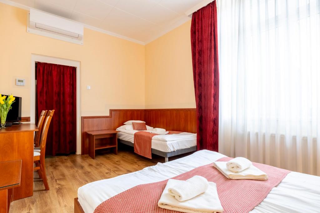 Postel nebo postele na pokoji v ubytování Hotel Pannonia