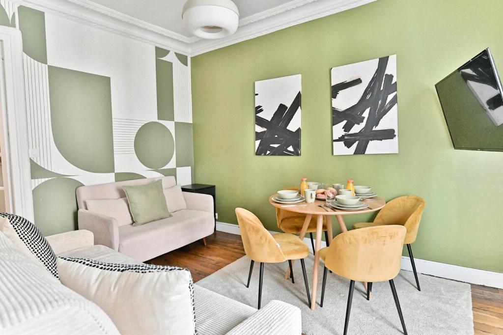 un salon avec une table et des chaises dans l'établissement Ravissant appartement à Paris 14ème-IV, à Paris