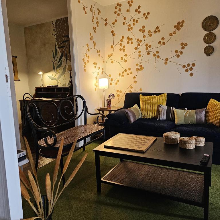 a living room with a couch and a table at Apartamento con jardín y terraza Casa San Pablo in Melide