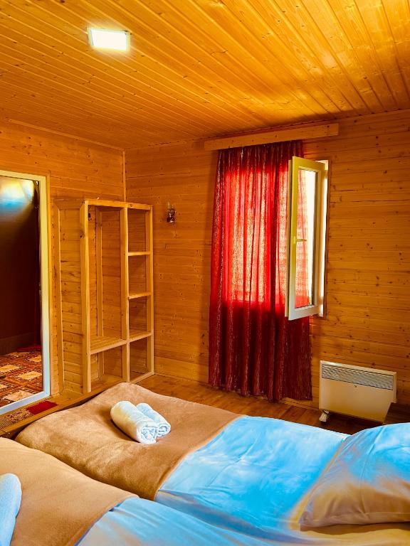 Postel nebo postele na pokoji v ubytování Ushba Cottages