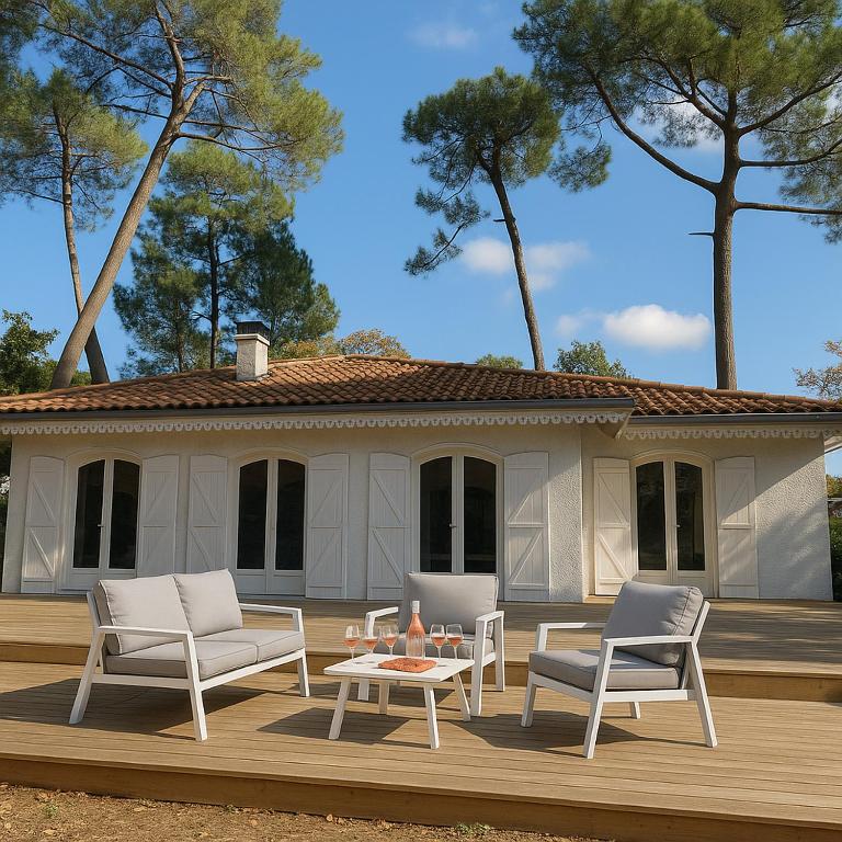 une terrasse avec des chaises, une table et une maison dans l'établissement Family Home between Sea and Forest, à Lanton
