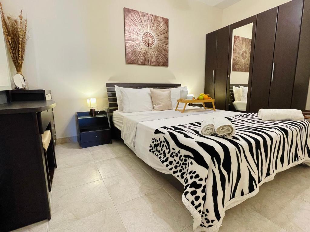 Ένα ή περισσότερα κρεβάτια σε δωμάτιο στο Seafront Maisonette Ocean Views & Terrace