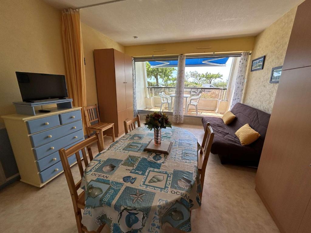 un salon avec une table et un canapé dans l'établissement Studio rénové, 50m plage, terrasse sud, parking privé, 4 couchages, Saint-Jean-de-Monts - FR-1-224C-82, à Saint-Jean-de-Monts