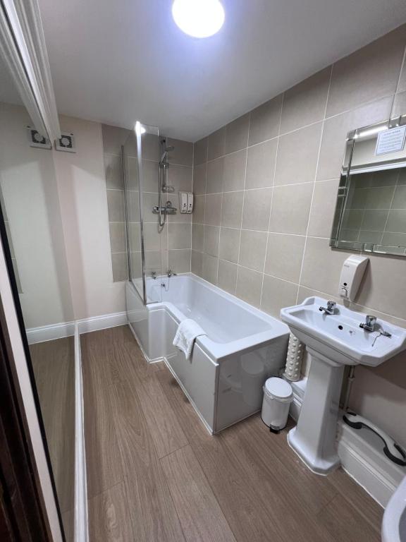 Royal Britannia Hotel - 