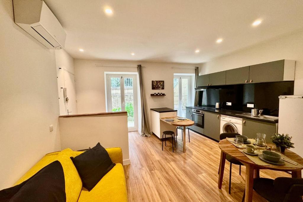 une cuisine et un salon avec un canapé et une table dans l'établissement 2 pièces Hyper-centre Carabacel NICE, à Nice