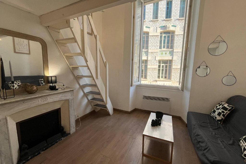 un salon avec un canapé et une cheminée dans l'établissement Studio Nice Masséna - Coulée Verte, à Nice