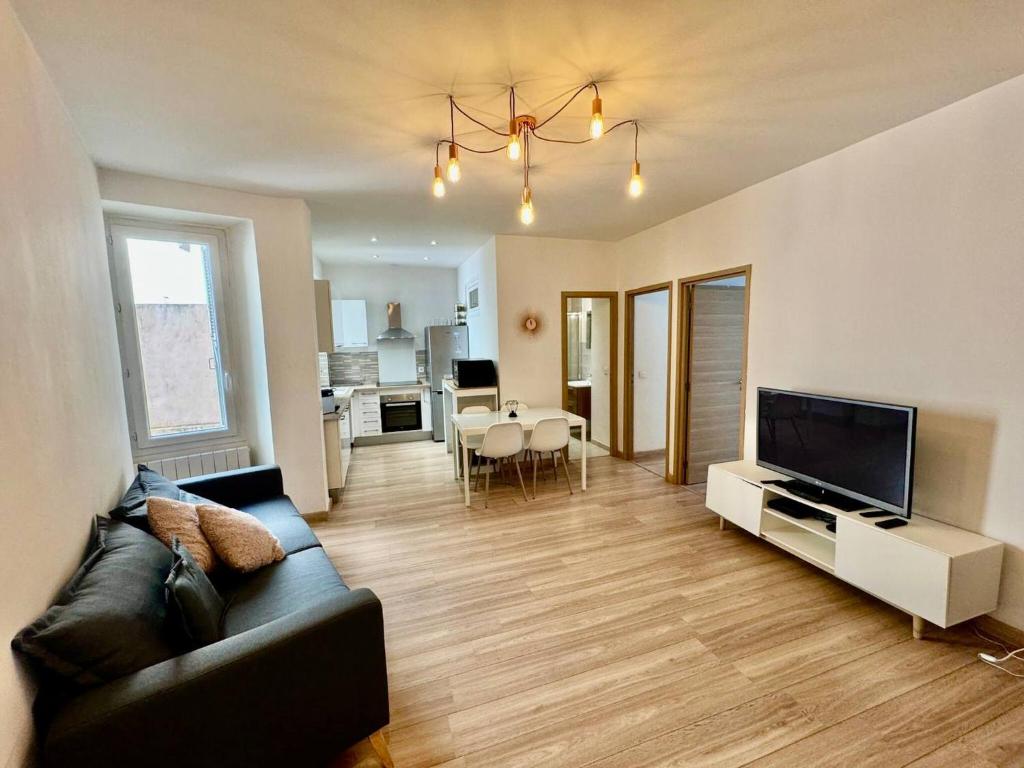 un salon avec un canapé et une télévision à écran plat dans l'établissement 3 pièces Nice Port Smolett, à Nice