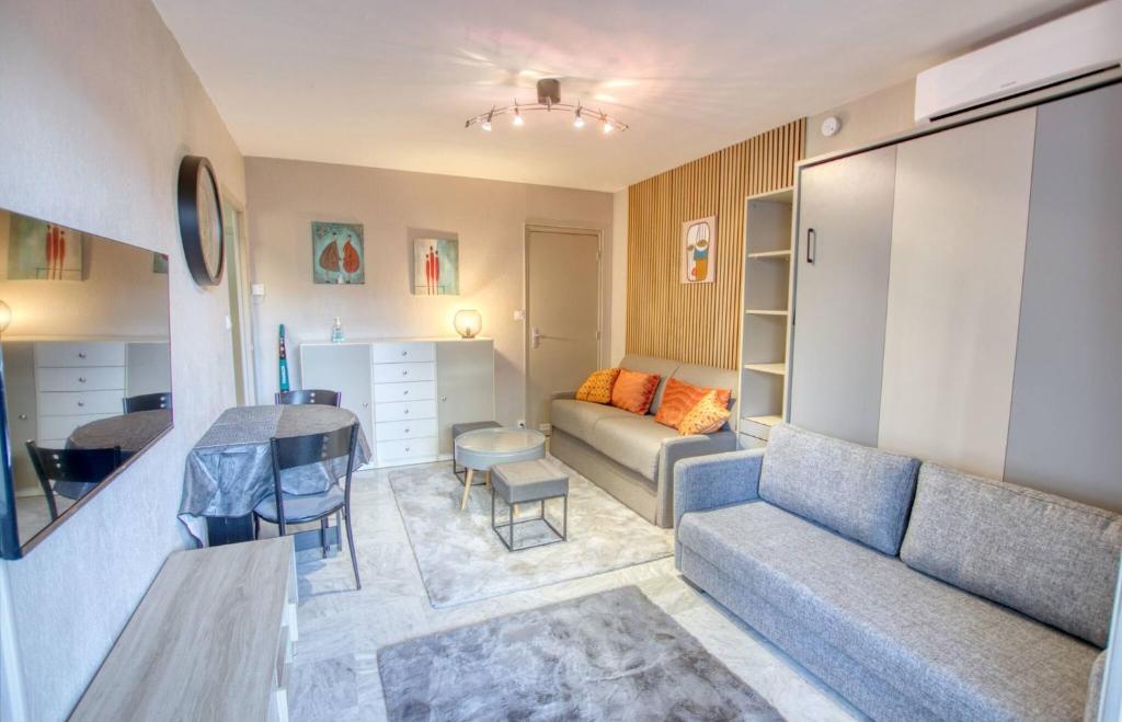 un salon avec un canapé et une table dans l'établissement Studio Antibes Centre ville - Parking WIFI Climatisation - LIMESTAY, à Antibes