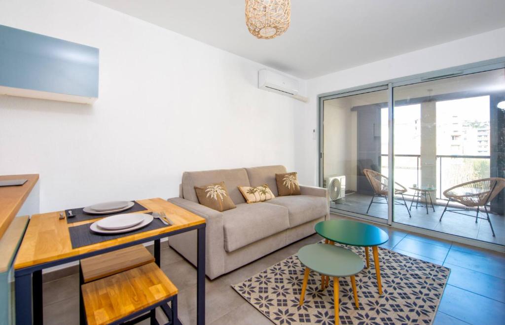 un salon avec un canapé et une table dans l'établissement Studio Port Golfe-Juan Parking Wifi Climatisation Terrasse, à Vallauris