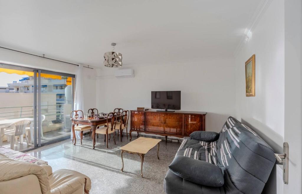 un salon avec un canapé et une table dans l'établissement Le Saint Paul - 2 chambres - 2 salles de bains - WIFI climatisation, à Cannes