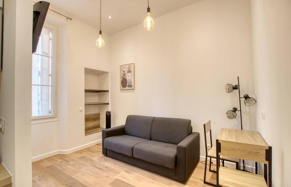 un salon avec un canapé et une table dans l'établissement Elégant Studio moderne Wifi Proche suquet - LIMESTAY, à Cannes