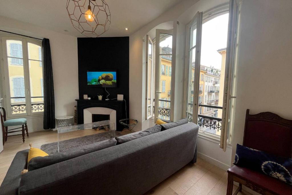 un salon avec un canapé et une cheminée dans l'établissement 2 pièces Hypercentre Gioffredo Nice, à Nice