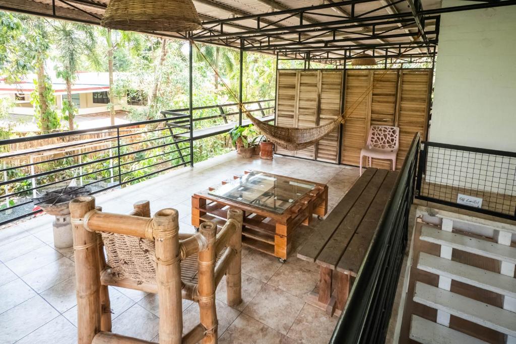 Balkón nebo terasa v ubytování KAHILOM Nest Self-Service Home in Rainforest Nest with Kitchen - Pet Friendly, Monkeys, Bats!
