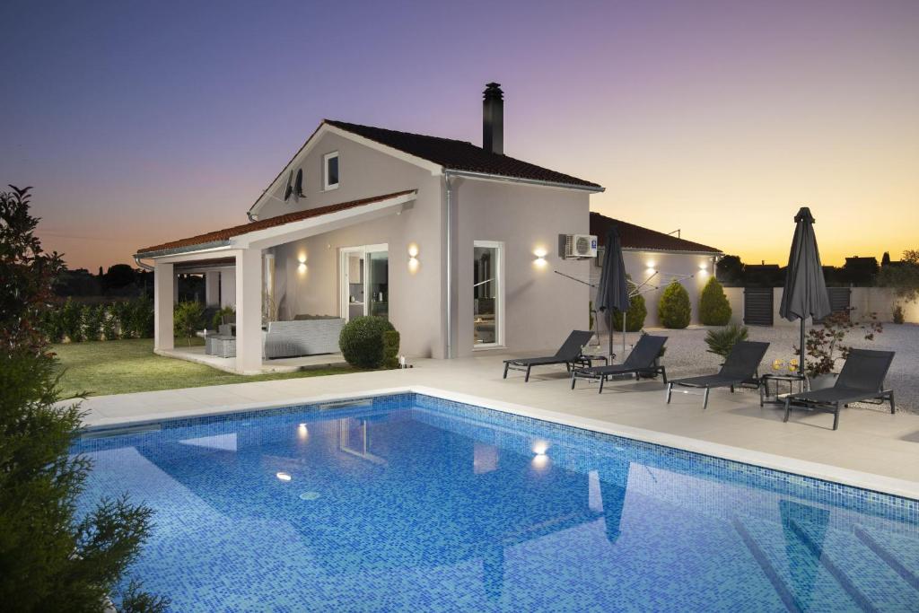 Bazén v ubytovaní Vacation house Ana alebo v jeho blízkosti