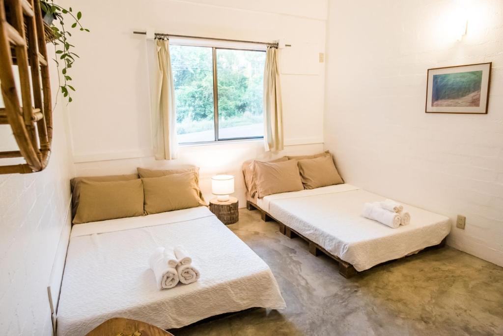 Postel nebo postele na pokoji v ubytování KAHILOM Nest Self-Service Home in Rainforest Nest with Kitchen - Pet Friendly, Monkeys, Bats!