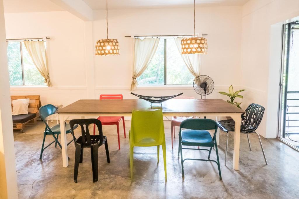 Posezení v ubytování KAHILOM Nest Self-Service Home in Rainforest Nest with Kitchen - Pet Friendly, Monkeys, Bats!