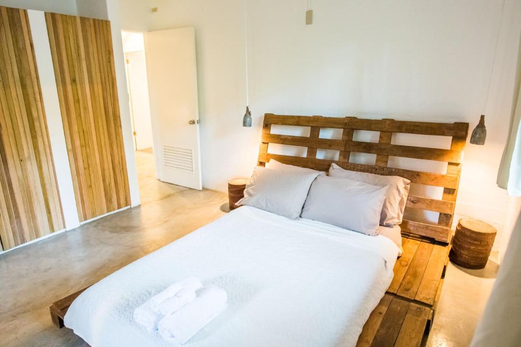 Postel nebo postele na pokoji v ubytování KAHILOM Nest Self-Service Home in Rainforest Nest with Kitchen - Pet Friendly, Monkeys, Bats!
