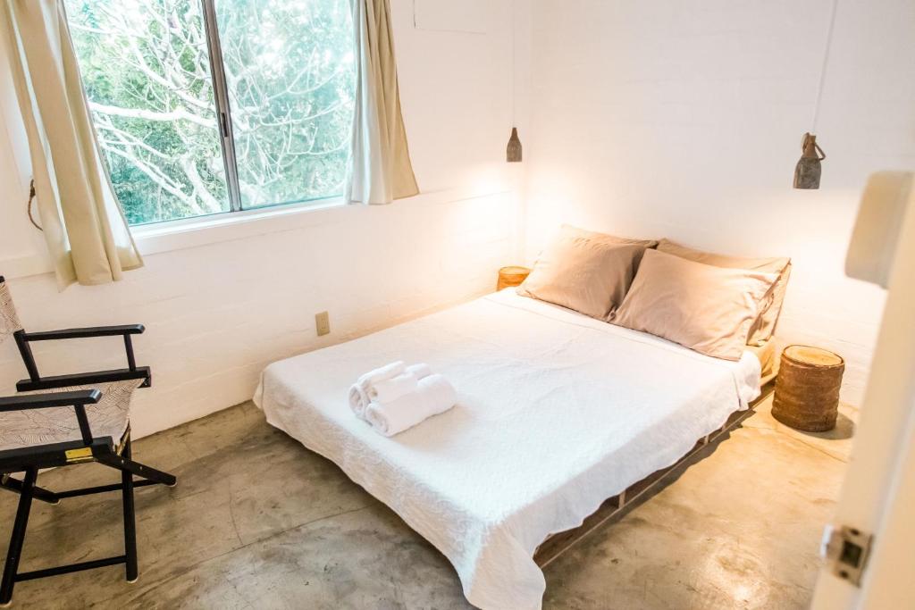 Postel nebo postele na pokoji v ubytování KAHILOM Nest Self-Service Home in Rainforest Nest with Kitchen - Pet Friendly, Monkeys, Bats!