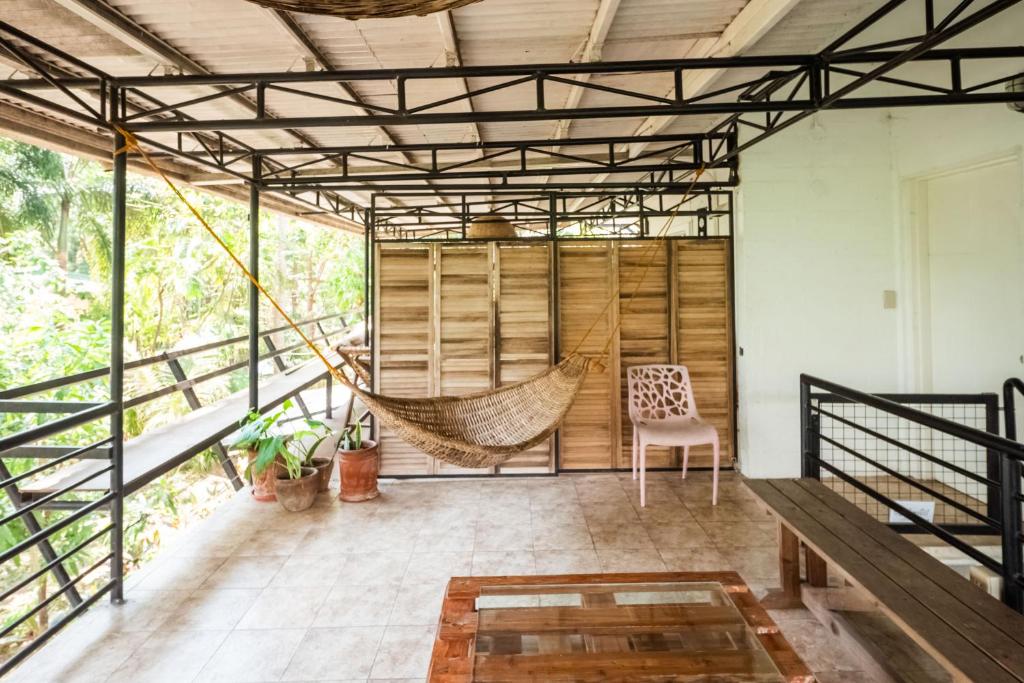 Balkón nebo terasa v ubytování KAHILOM Nest Self-Service Home in Rainforest Nest with Kitchen - Pet Friendly, Monkeys, Bats!