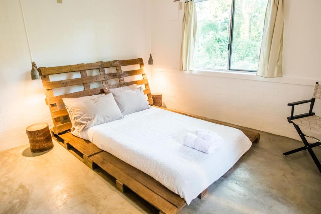 Postel nebo postele na pokoji v ubytování KAHILOM Nest Self-Service Home in Rainforest Nest with Kitchen - Pet Friendly, Monkeys, Bats!