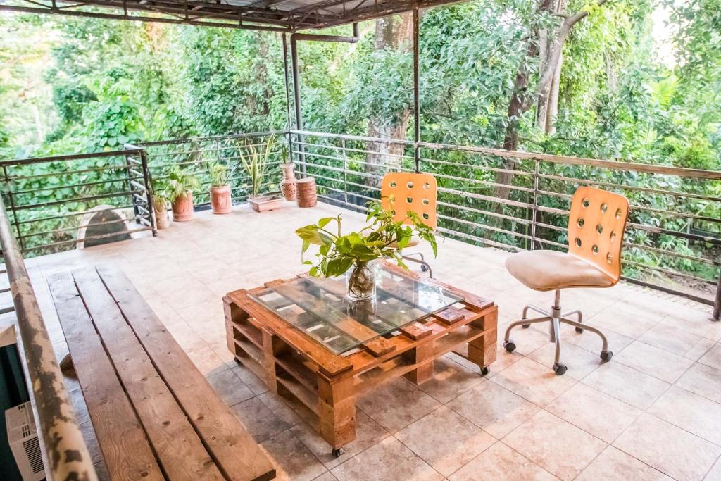 Balkón nebo terasa v ubytování KAHILOM Nest Self-Service Home in Rainforest Nest with Kitchen - Pet Friendly, Monkeys, Bats!