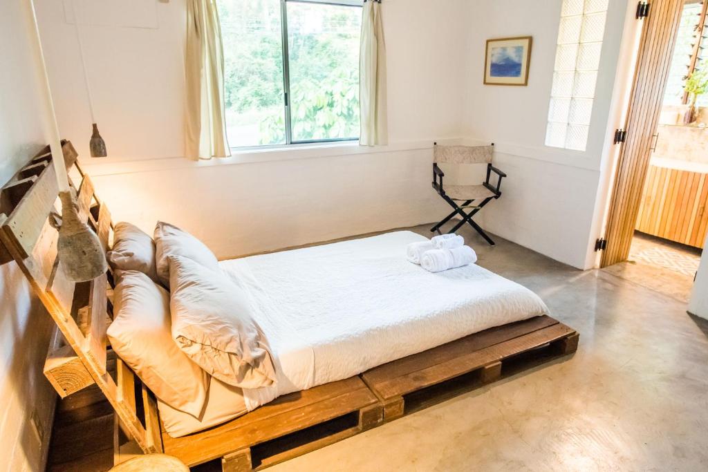 Postel nebo postele na pokoji v ubytování KAHILOM Nest Self-Service Home in Rainforest Nest with Kitchen - Pet Friendly, Monkeys, Bats!