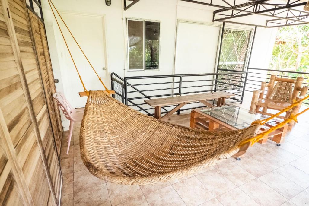 Balkón nebo terasa v ubytování KAHILOM Nest Self-Service Home in Rainforest Nest with Kitchen - Pet Friendly, Monkeys, Bats!
